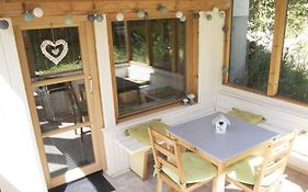 Ferienwohnung - Große Souterrain Wohnung mit Wintergarten